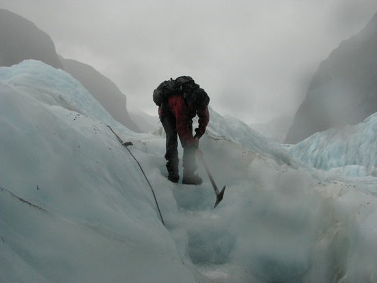 Jason beim Treppen bauen.