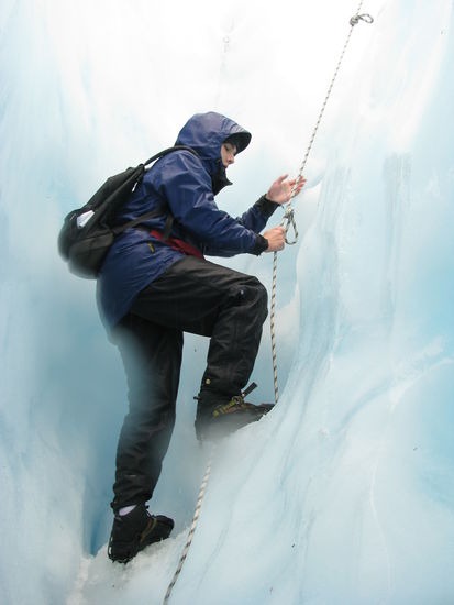 Robin beim Hochklettern am Seil.