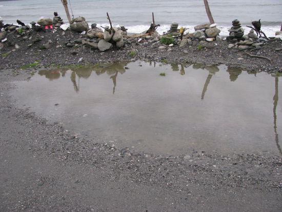 Laura musste natürlich auch in diese Pfütze reintreten.