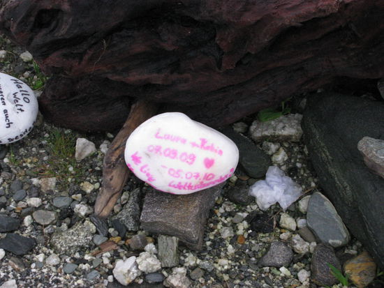 Unser Stein und seine Ruhestätte.