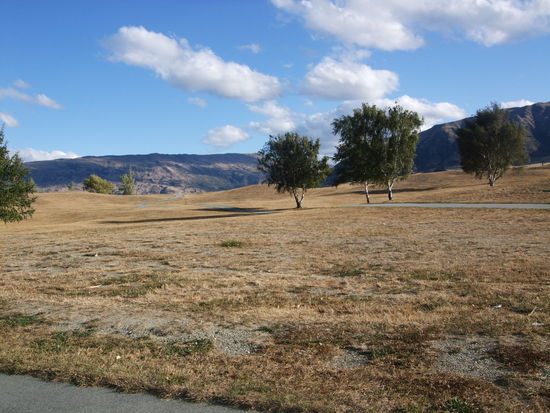 Durch diesen Park mussten wir immer gehen. Alles verbrannt durch die Sonne und kein Regen.