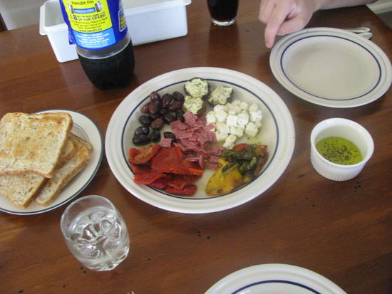 Eine selbstgemachte Antipasti-Platte zum Mittagessen!