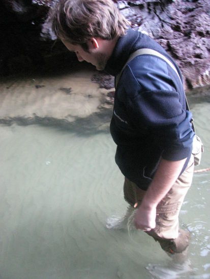 Robin ging einfach durchs Wasser. Laura war es zu kalt und sie kletterte an der Wand entlang.