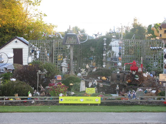 Ein seltsam geschmückter Vorgarten, den wir morgens gesehen hatten.