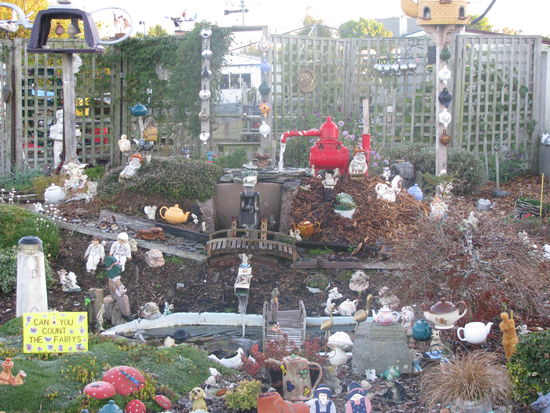 Alles voll mit Teekesseln.