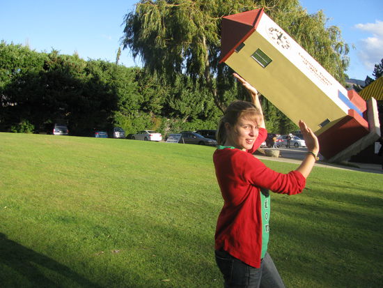 Laura in der Puzzling World.