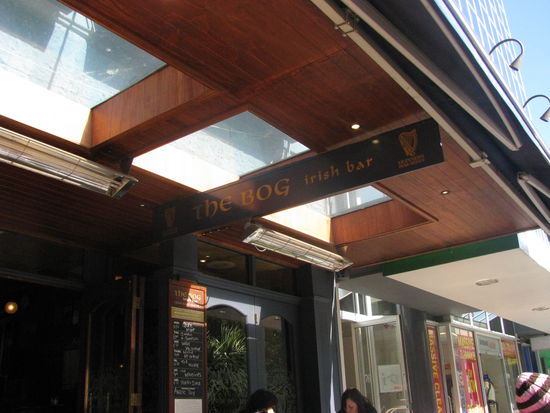 Dort hat Robin Laura hin eingeladen.