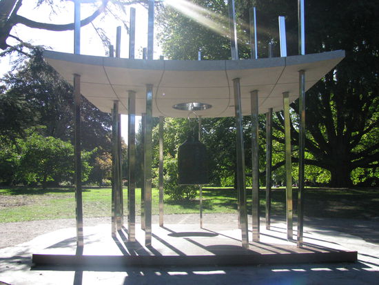 Die "Bell of Peace" (Friedensglocke) im botanischen Garten.