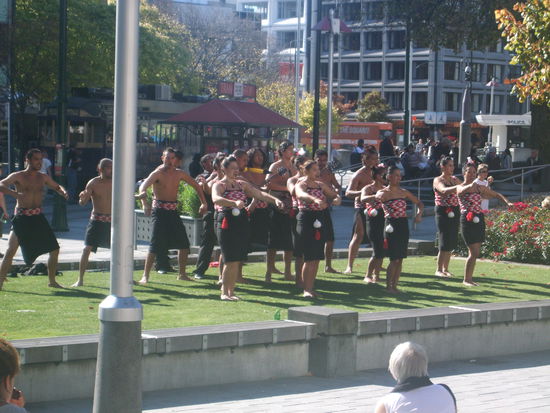 Eine kulturelle Maori-Aufführung auf dem Cathedral Square. Inklusive Haka, dem Kriegstanz der Maori.