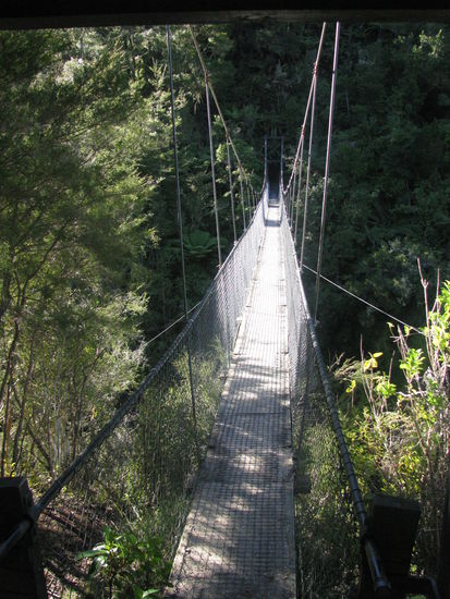 Eine 47 Meter lange Hängebrücke.