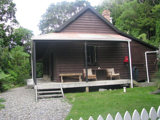 Eine alte Hütte in der früher eine Art Förster von Kapiti Island gewohnt hatte.