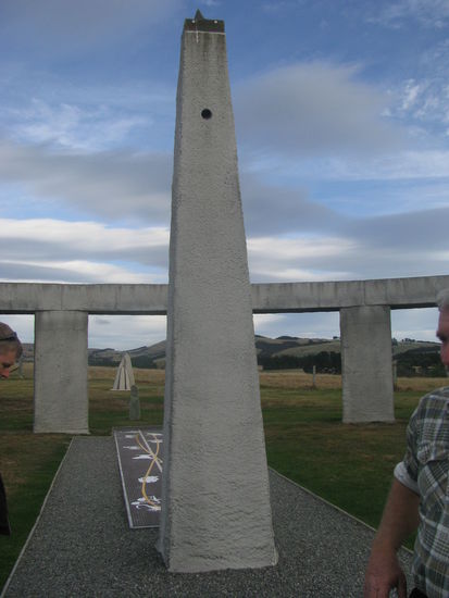 Der Obelisk im Zentrum des Steinkreises.
