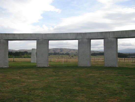 Dort sieht man einen der äußeren Steine. Wenn man im Zentrum des Steinkreises steht, berühren diese gerade den Horizont.