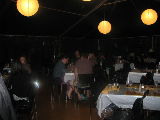 Dort sollte es später essen geben.