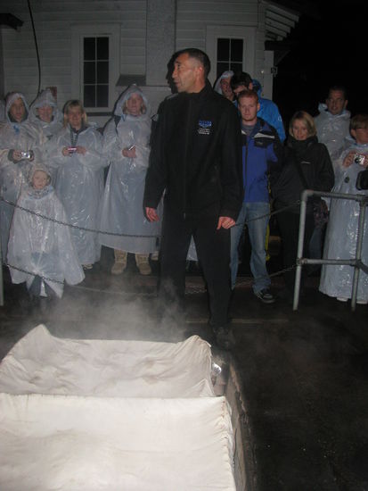 Nein, das sind Regencapes und keine Ku-Klux-Klan-Kluften.