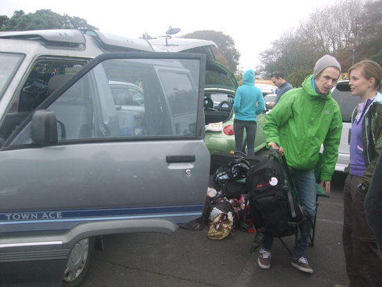 Laura und Clemens neben unserem Jolly Roger.