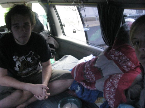 Das letzte Frühstück morgens im Auto. 