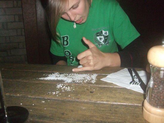 Laura hat in der Bar mit dem Salz gewutzt. 