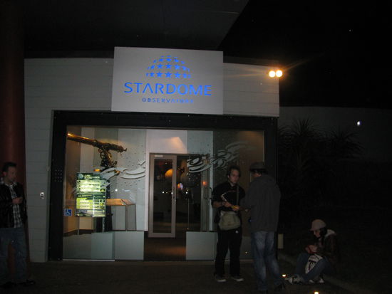 Noch grade das letzte Geld überreicht bekommen.