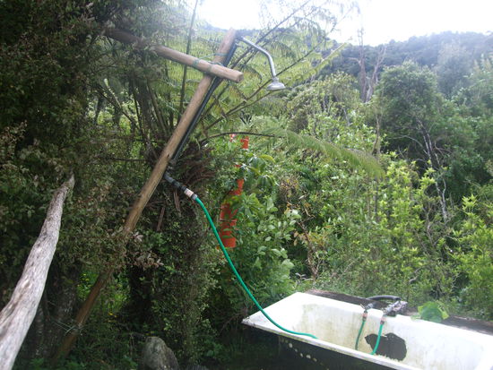 Die schon oefters erwaehnte Outdoor-Dusche.