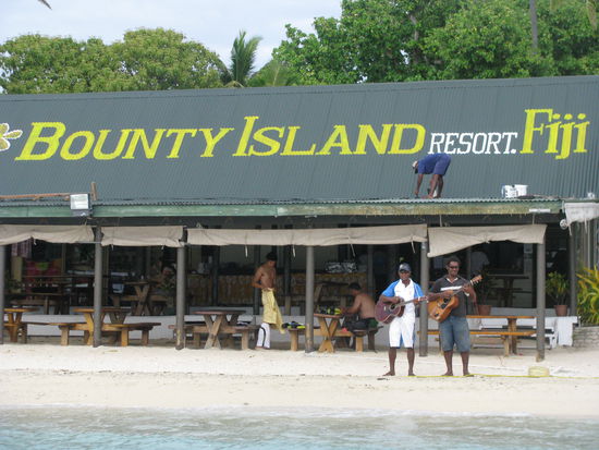 Sofort mit einem Ständchen begrüßt worden.