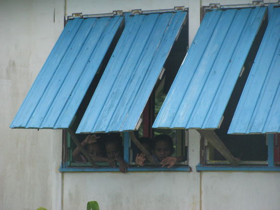 Schulkinder, die uns wesentlich interessanter fanden als den Unterricht