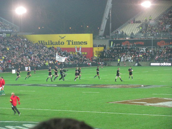 Die All Blacks kommen aufs Feld.