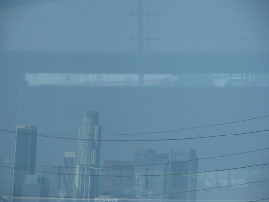 Die Skyline von Los Angeles, aus dem Bus fotografiert.