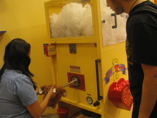 Dort wird der Bär gerade ausgestopft.