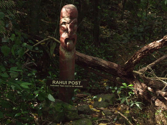 Tapu. Dahinter darf niemand gehen.