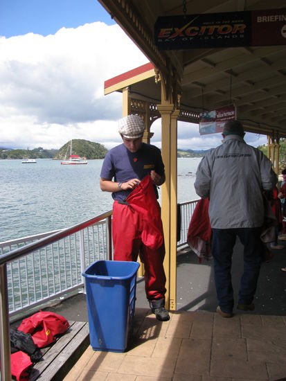 Beim Anziehen der Excitor Kleidung.