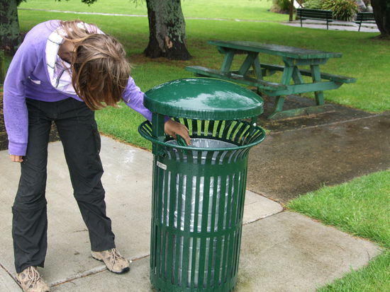 Beim Geldbeutelsuchen.