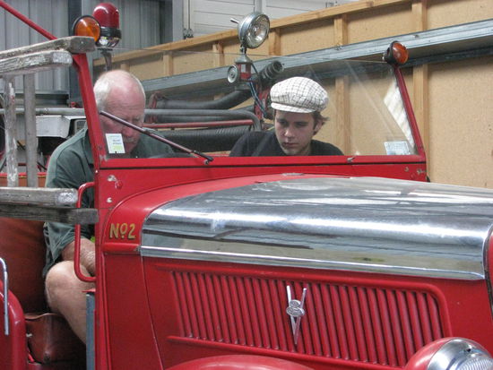 Der Fire Officer erklaert Robin alles ganz ausfuerhlich.