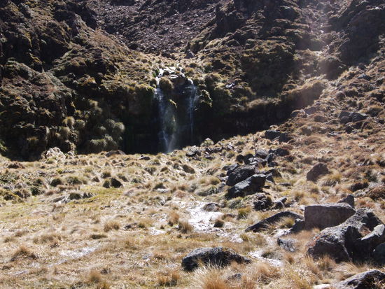Kurzer Abstecher zu den Wasserfaellen.
