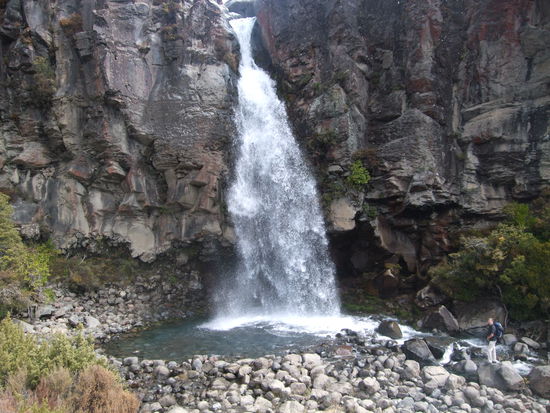 Eignetlich ein ziemlich grosser Wasserfall, verglichen mit dem Kerl, der unten steht.