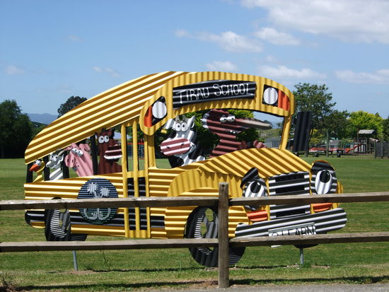 Schulbus vor der Schule.