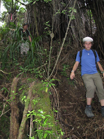 Robin den Abhang am Runterklettern.