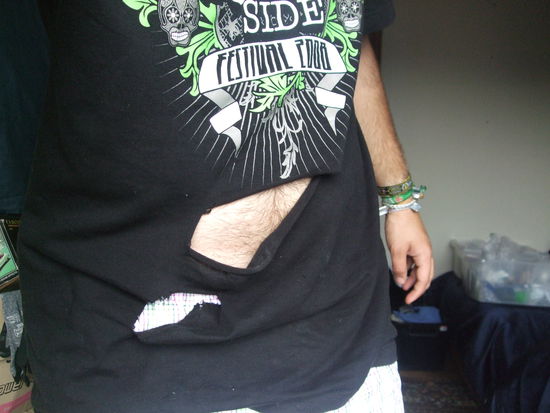 Und ein zerissenes T-Shirt.