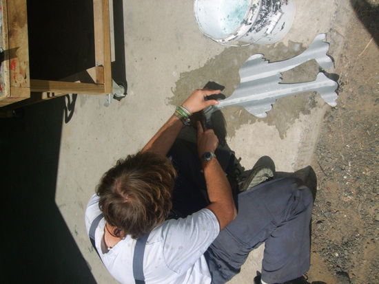 Beim Schrubben des Wellblechs.