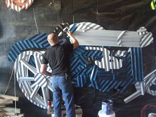 Russel beim Arbeiten am Traktor.