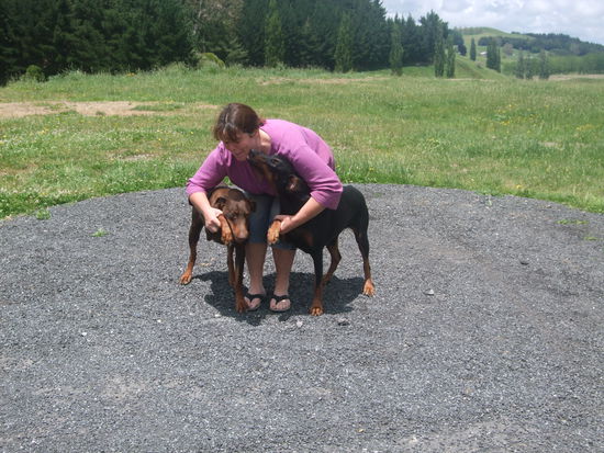 Sheryn mit Sadies und Shona am Winken.