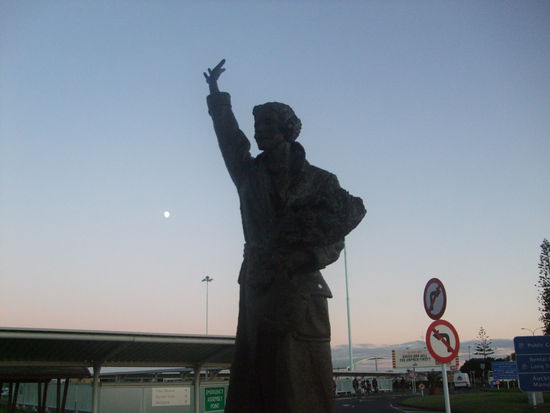 Statue vor dem Flughafen von Auckland.