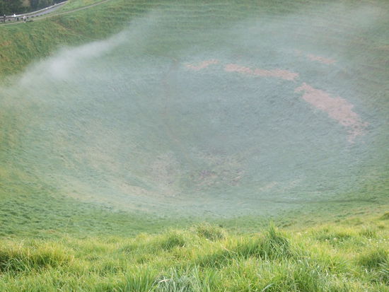 Der nebelige Krater des Mount Eden.