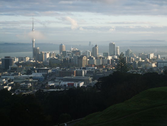 Links der Skytower von Auckland.