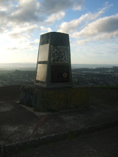 Denkmal auf der Spitze des Mount Eden.