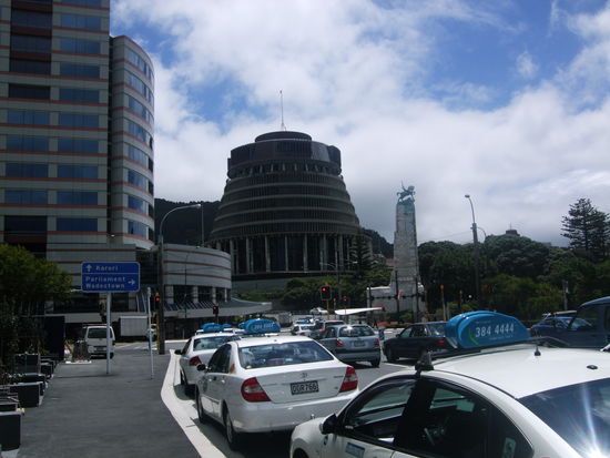 Von weitem das Beehive.