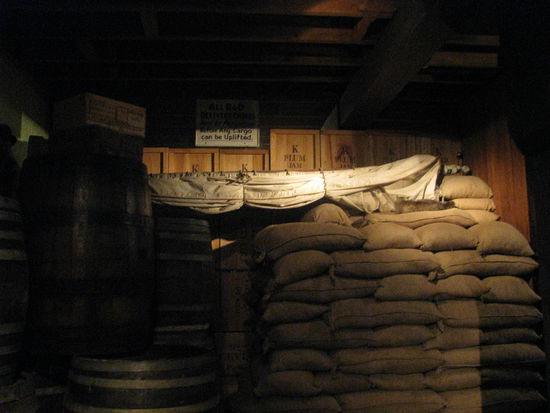 Ein nachgebauter Schiffsladeraum.