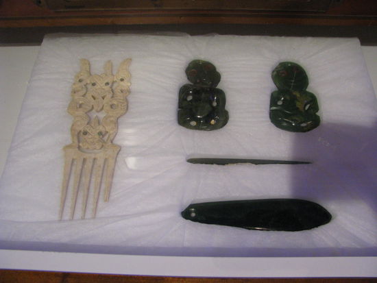 Maori-Kunst aus Jade und Knochen.