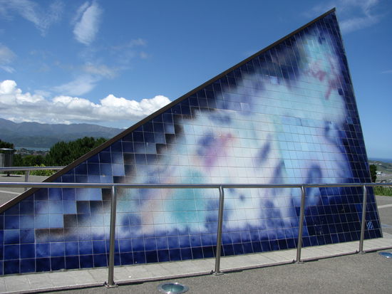 Die Skulptur zeigt Richtung Suedpol.