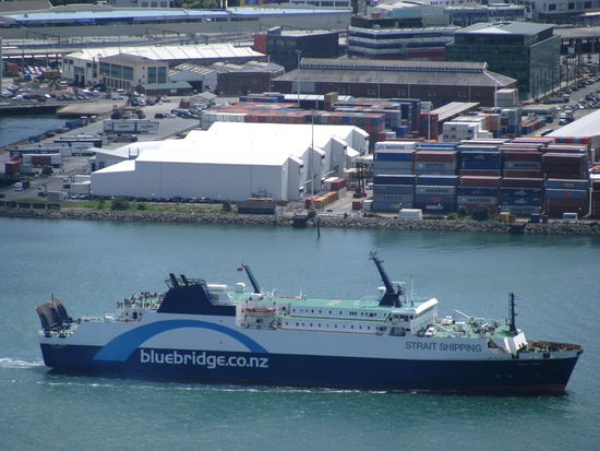 Eine Faehre zur Suedinsel.